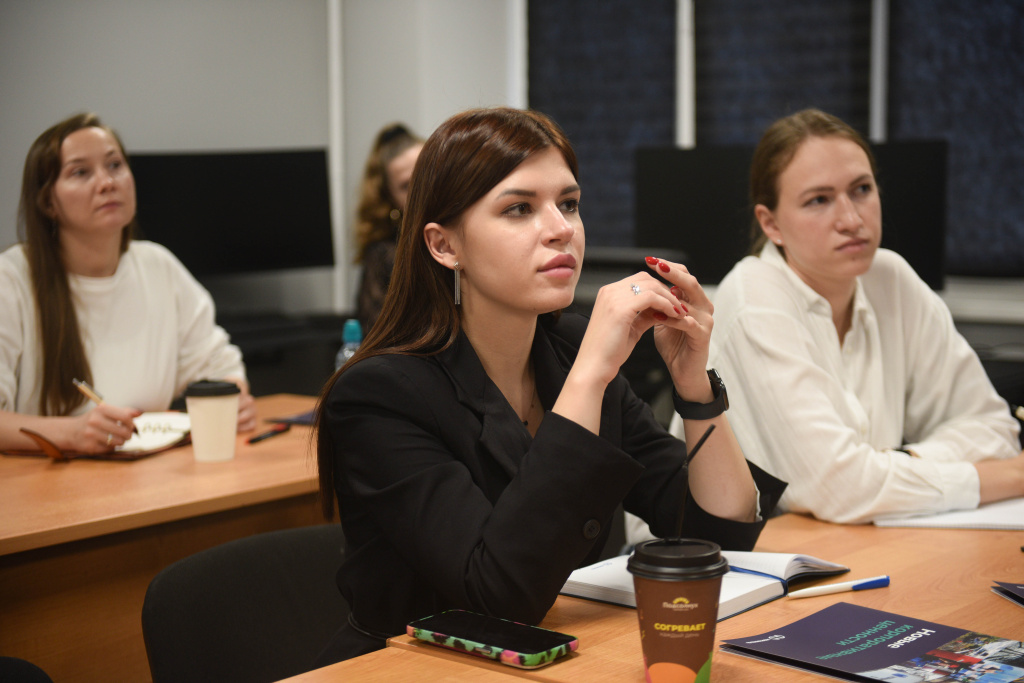 Менің күйеуімнің порносы кішкентай және ол досын әкелді